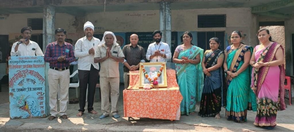 सावित्रीबाई फुले विद्यालयात सेवालाल महाराज यांना अभिवादन