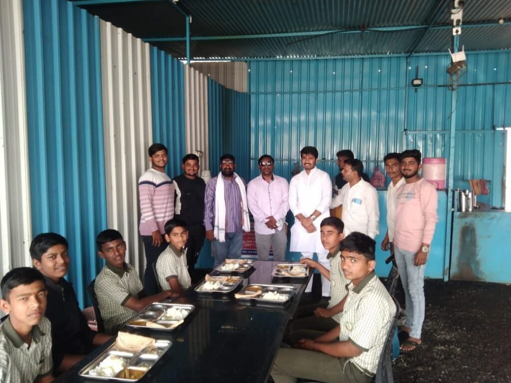 शेंदुर्णीला विद्यार्थ्यांना मोफत शिवभोजनचे वाटप