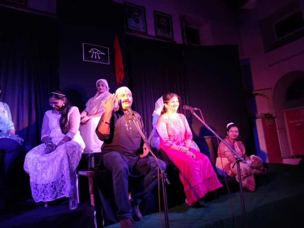 अमळनेरला ‘भिजकी वही’चा अफलातून प्रयोग सादर