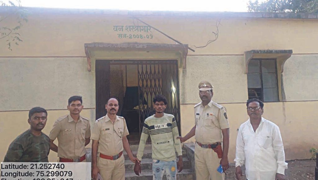 देवझिरी वनक्षेत्रात झाडाची चोरी करणाऱ्यास वन कोठडी