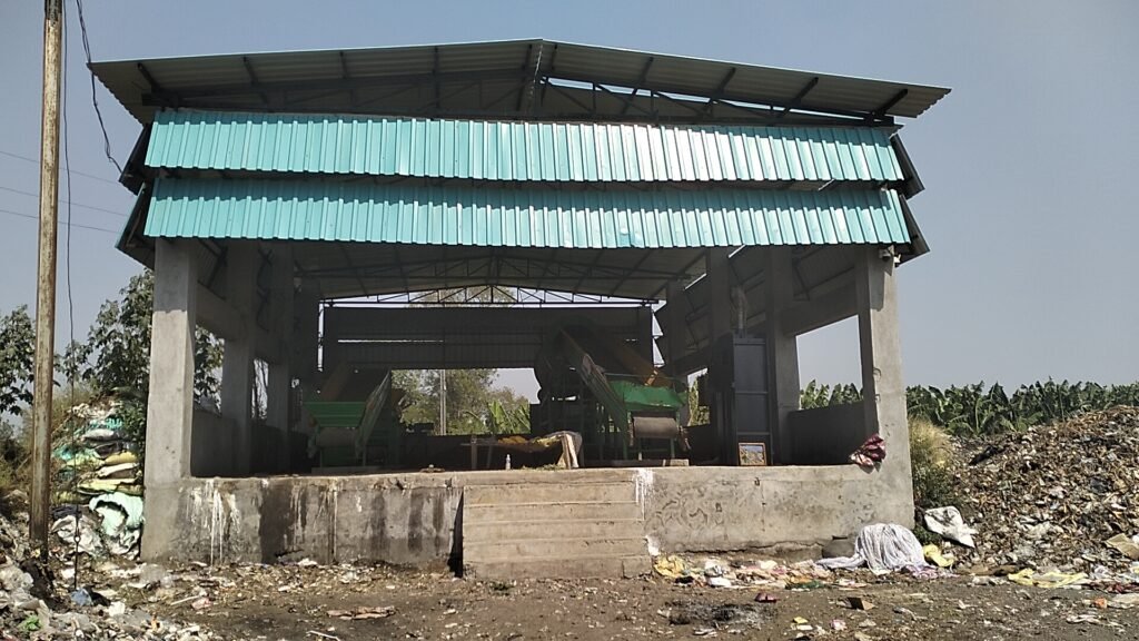 घनकचरा पेटवून संपविण्याचा अजब प्रकार : लाखो रुपयांची बिले मात्र खर्ची