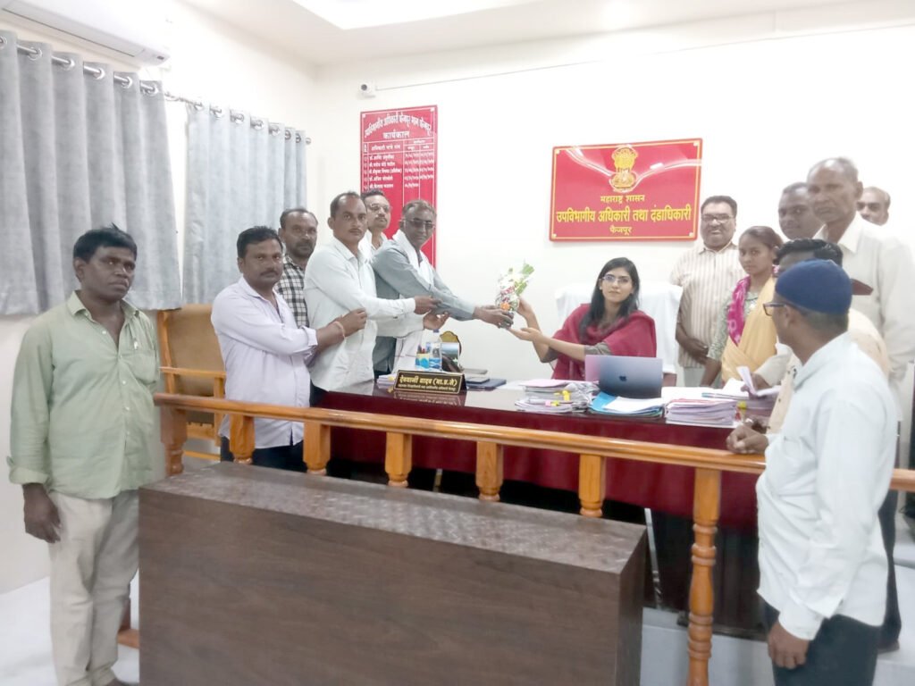 आदिवासी सेवा मंडळातर्फे विविध मागण्यांसाठी प्रांताधिकाऱ्यांना निवेदन