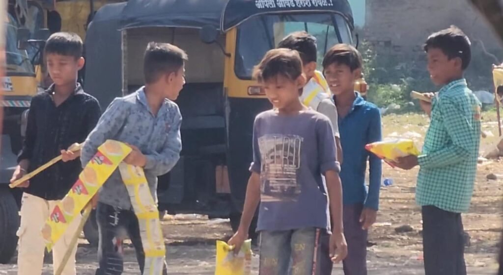 दुकानदाराने उघड्यावर फेकलेले कालबाह्य खाद्यपदार्थ शाळकरी विद्यार्थ्यांनी चाखले