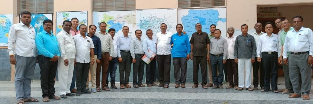 बोदवड तालुका माध्यमिक शिक्षक संघाच्या अध्यक्षपदी जी.बी.भोई