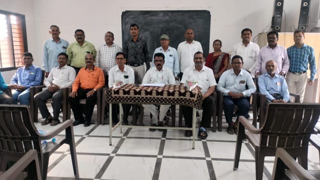 मुक्ताईनगर माध्यमिक शिक्षक संघाच्या अध्यक्षपदी संजय ठाकूर