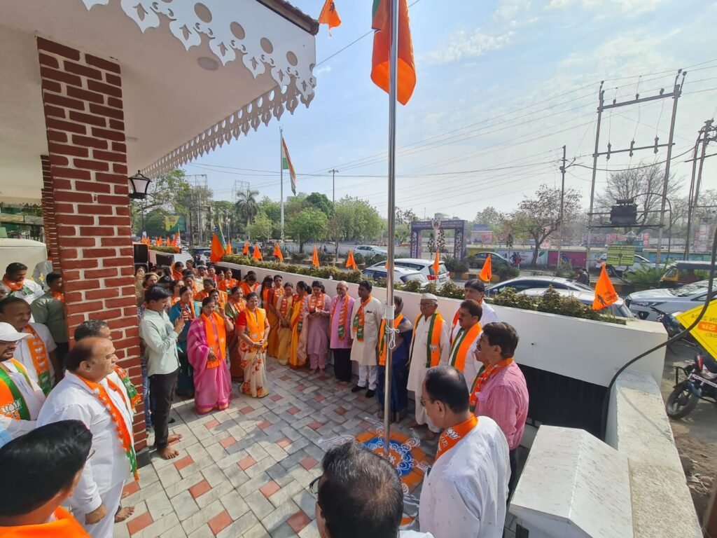 भाजपा वर्धापन दिनानिमित्त कार्यालयात ध्वजारोहण
