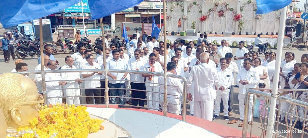 मुक्ताईनगरला महामानव डॉ. बाबासाहेब आंबेडकर यांना अभिवादन