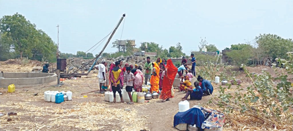 वादळामुळे आठवड्यापासून वीजपुरवठा खंडित ; पिंपळेत पाणीटंचाई