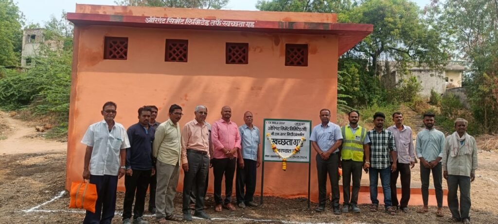 जळगाव खुर्द येथे नवीन स्वच्छतागृहाचे लोकार्पण