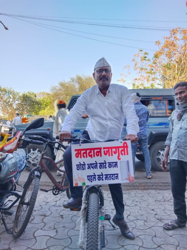 सायकलवर हरीदास गणबास करताहेत मतदार जागृती
