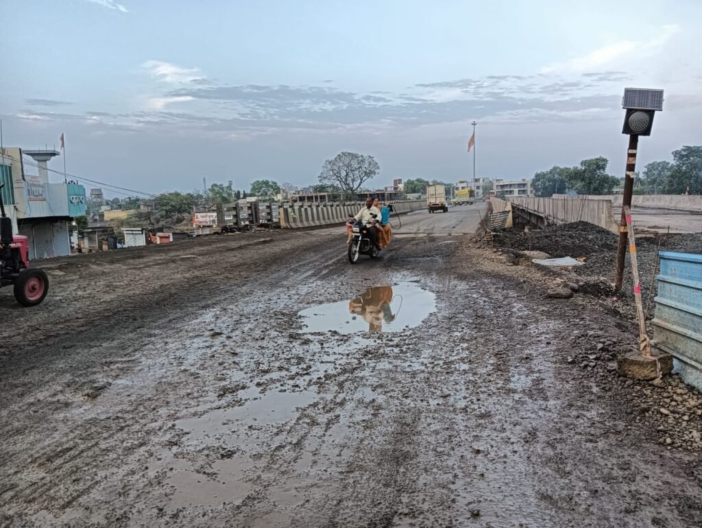 पहुरला राष्ट्रीय महामार्गावर खड्डा ठरतोय ‘जीवघेणा’