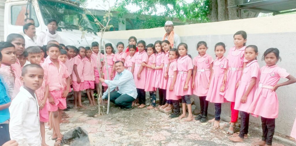 ब्राह्मणशेवगेला व्हॉटसॲप गु्रपच्या माध्यमातून वृक्षारोपण