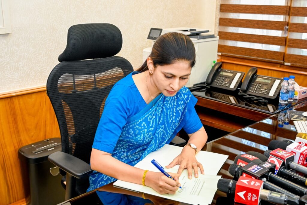 ना.रक्षाताई खडसे यांनी स्वीकारला क्रीडा मंत्रालयाचा कार्यभार-saimat