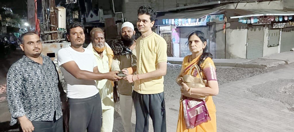 तांबापुरातील फळ विक्रेत्याने घडविले प्रामाणिकपणाचे दर्शन