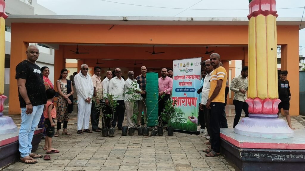 वृक्षासह ट्री गार्डचे प्रभाग क्रमांक दहाला वाटप