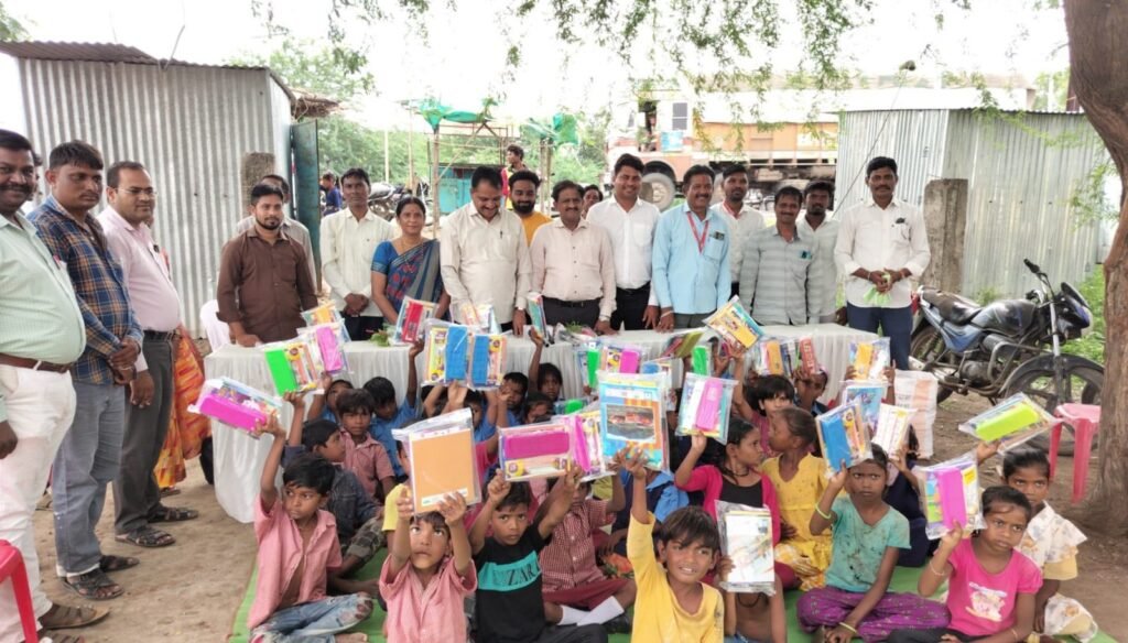 पत्रकारांतर्फे आदिवासी गरजू विद्यार्थ्यांना शैक्षणिक साहित्याचे वाटप