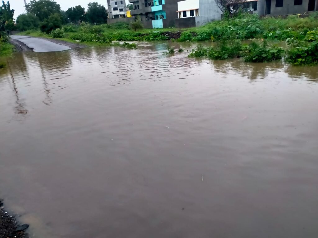 सोनीनगर ते सावखेडा रस्त्यावर साचले ‘पाणीच पाणी’