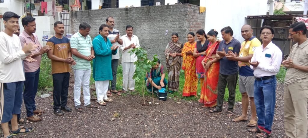 सोनी नगरातील स्वयंभू महादेव मंदिराच्या परिसरात वृक्षारोपण