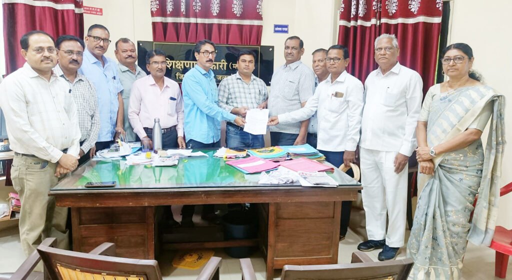 प्रलंबित शैक्षणिक, प्रशासकीय समस्या, विविध मागण्याचे शैक्षणिक व्यासपिठाच्या वतीने जिल्हाधिकाऱ्यांना निवेदन