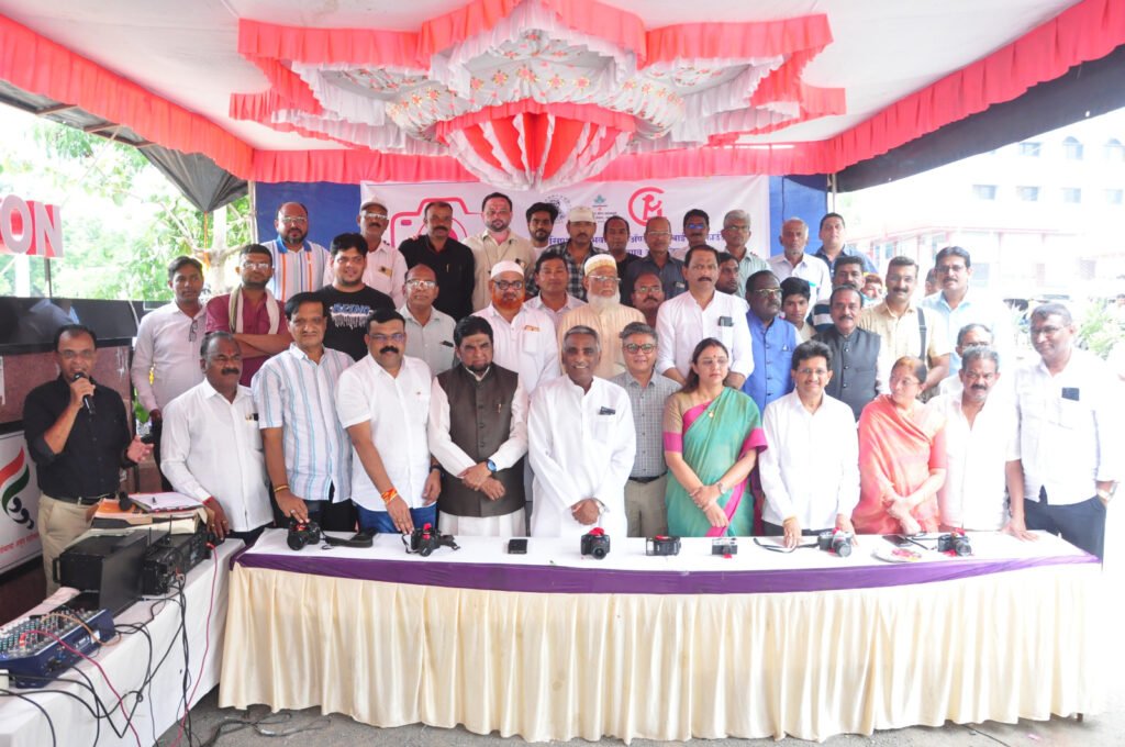 आर्ट गॅलरीसाठी शासन दरबारी पाठपुरावा करून प्रश्न मार्गी लावणार