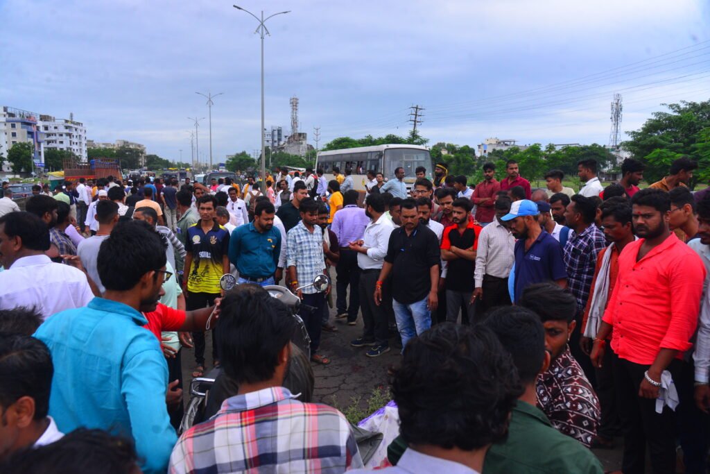 जळगावात भीषण अपघात : भरधाव ट्रकच्या धडकेत दुचाकीवरील दोन महिला ठार, चिमुरडा जखमी