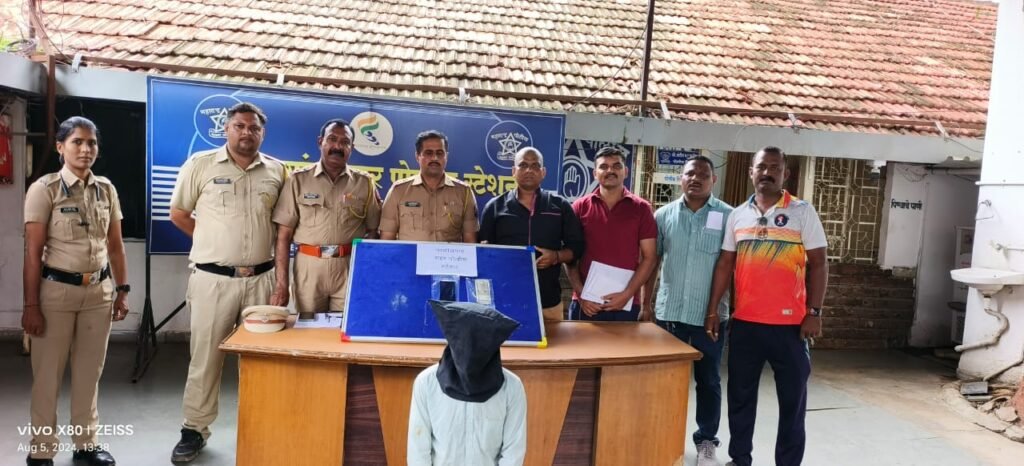 चोरीच्या गुन्ह्यातील आरोपीला ताब्यात घेऊन रोकडसह मोबाईल मोबाईल जप्त