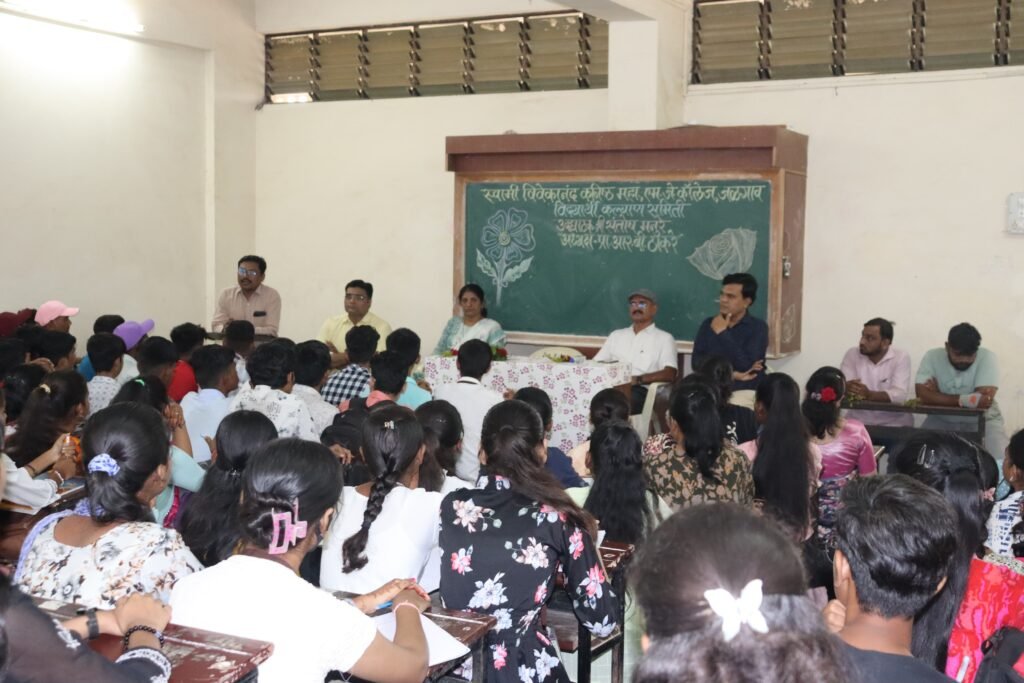 विद्यार्थ्यांनी विविध शासकीय शिष्यवृत्तींचा लाभ घ्यावा : संतोष मनुरे