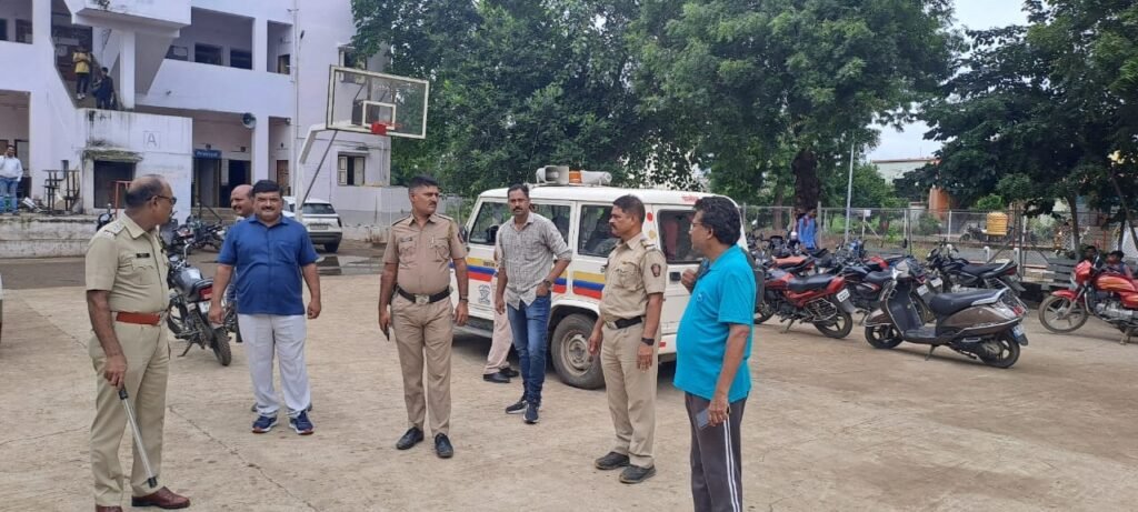 अमळनेर पोलिसांची टवाळखोर रोड रोमिओंवर कारवाई