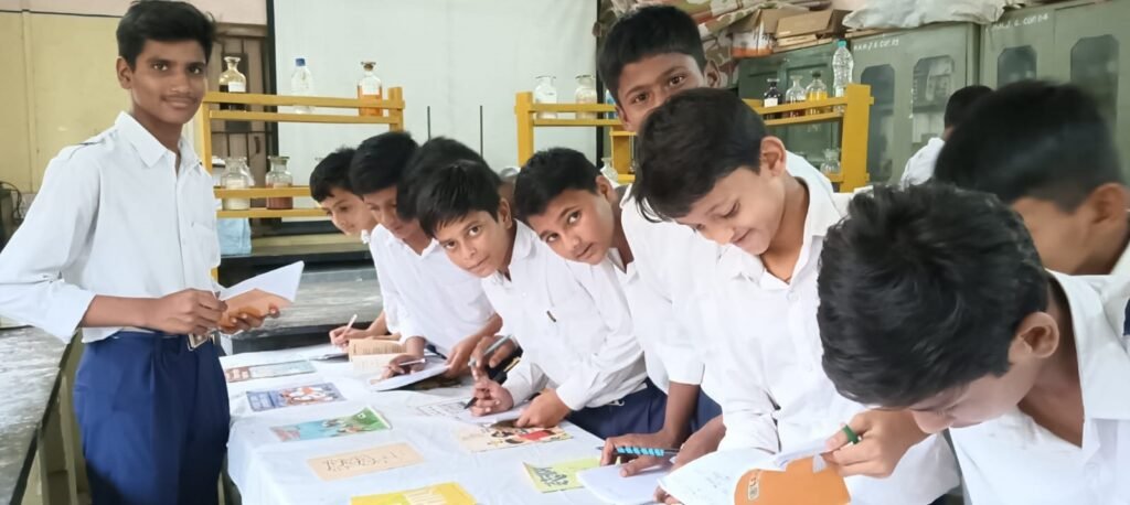 मिल्लत शाळेत विद्यार्थ्यांचा पुस्तक मेळा उत्साहात