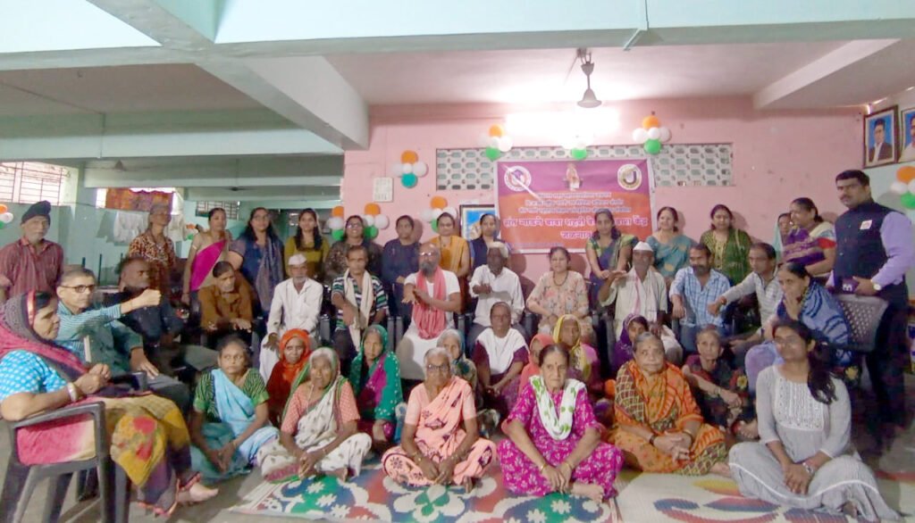 बेघर निवारा केंद्रातील निराधार आजोबांना बांधल्या ‘राख्या’