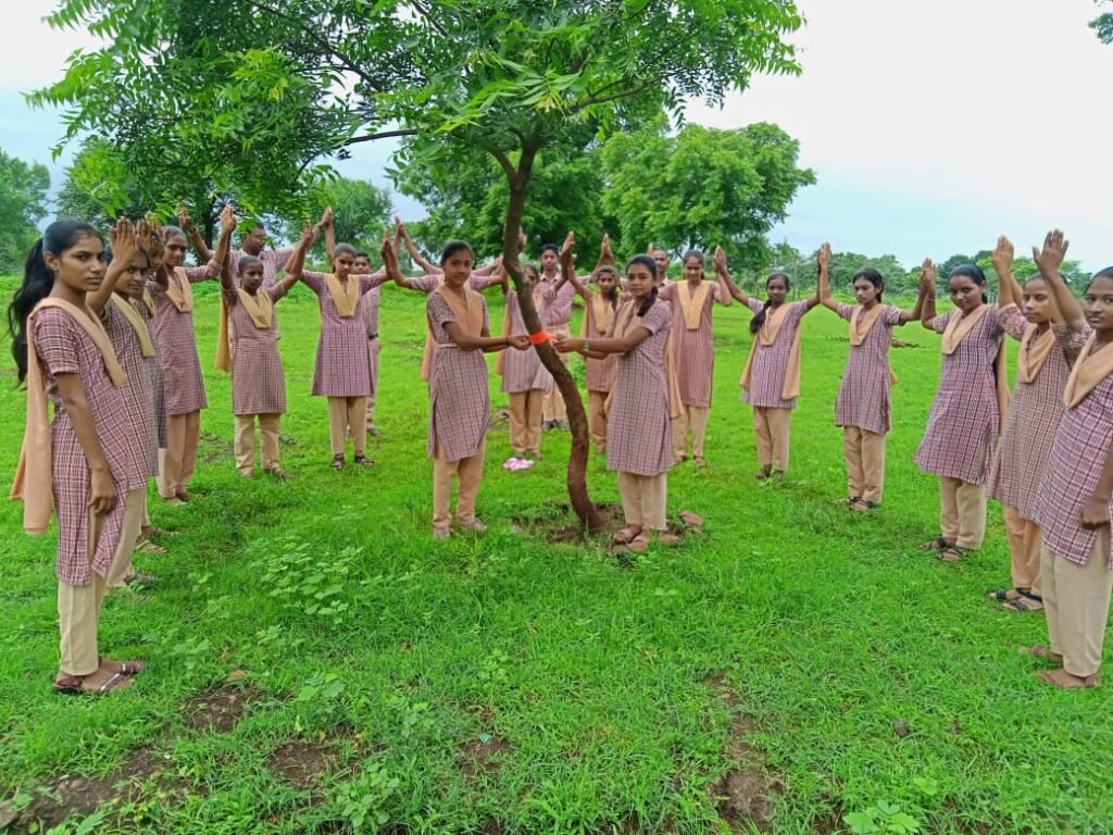 फ्रेंडशिप बँड बांधून ‘झाडालाच’ बनवले मित्र