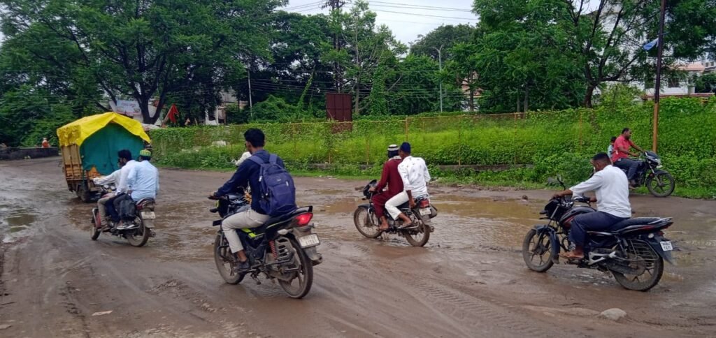 सोनीनगर ते सावखेडा रस्त्यावरुन होतेय नागरिकांची ‘उंटाची स्वारी’