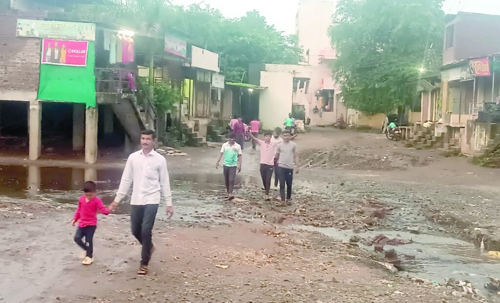 नाल्याला पाणी आल्याने गावाचा तुटतो संपर्क, ग्रामस्थांसह अनेकांचे हाल