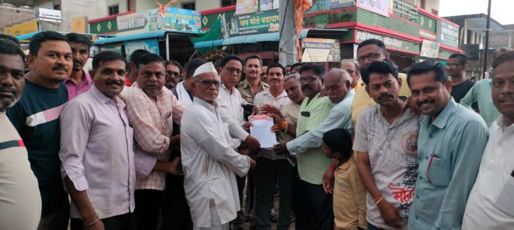 सोयगावात संतप्त आंदोलकाकडून टायर जाळण्याचा प्रयत्न