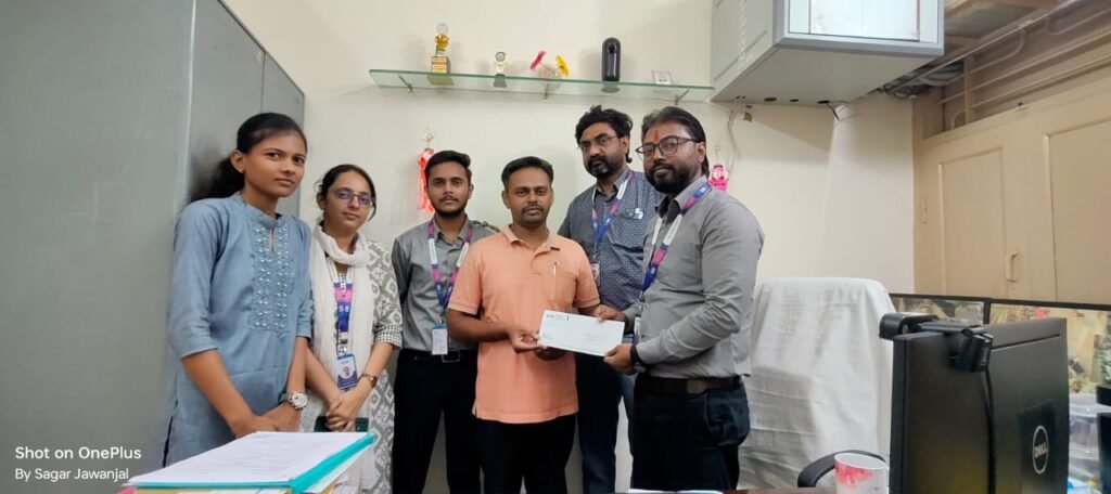 विमा योजनेच्या लाभार्थ्याला दोन लाखांचा धनादेश प्रदान