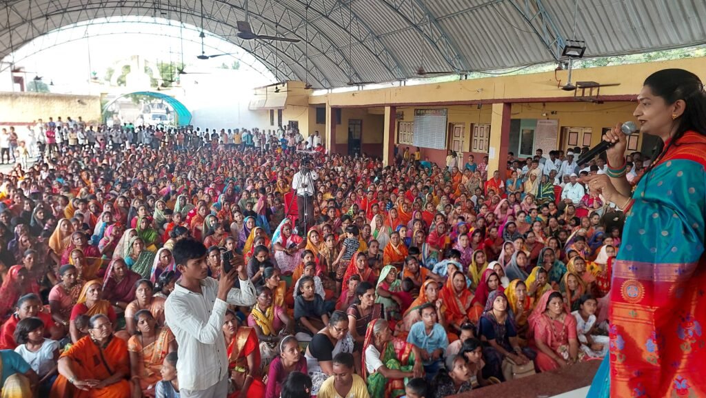 पिलखोडला ‘खेळ पैठणीच्या’ कार्यक्रमासाठी महिलांची प्रचंड गर्दी