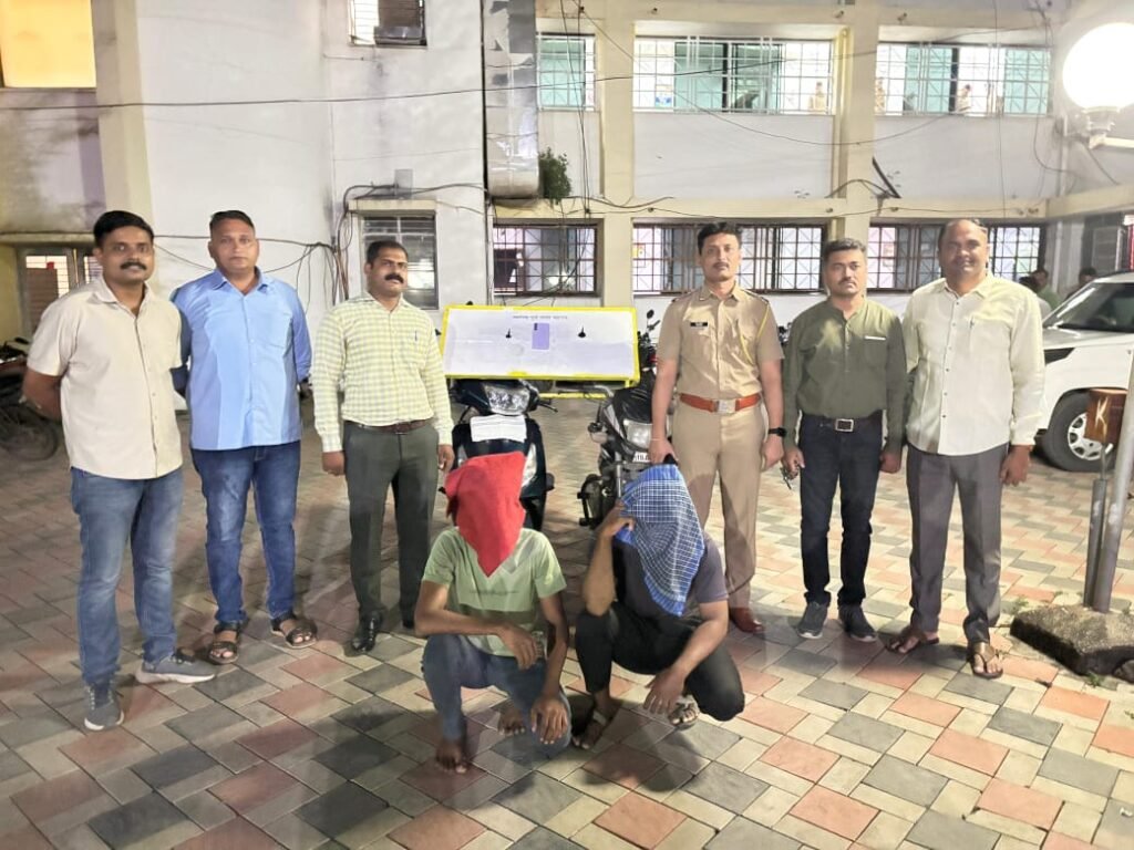 दुचाकी, मोबाईल चोरणाऱ्या दोघांना अटक