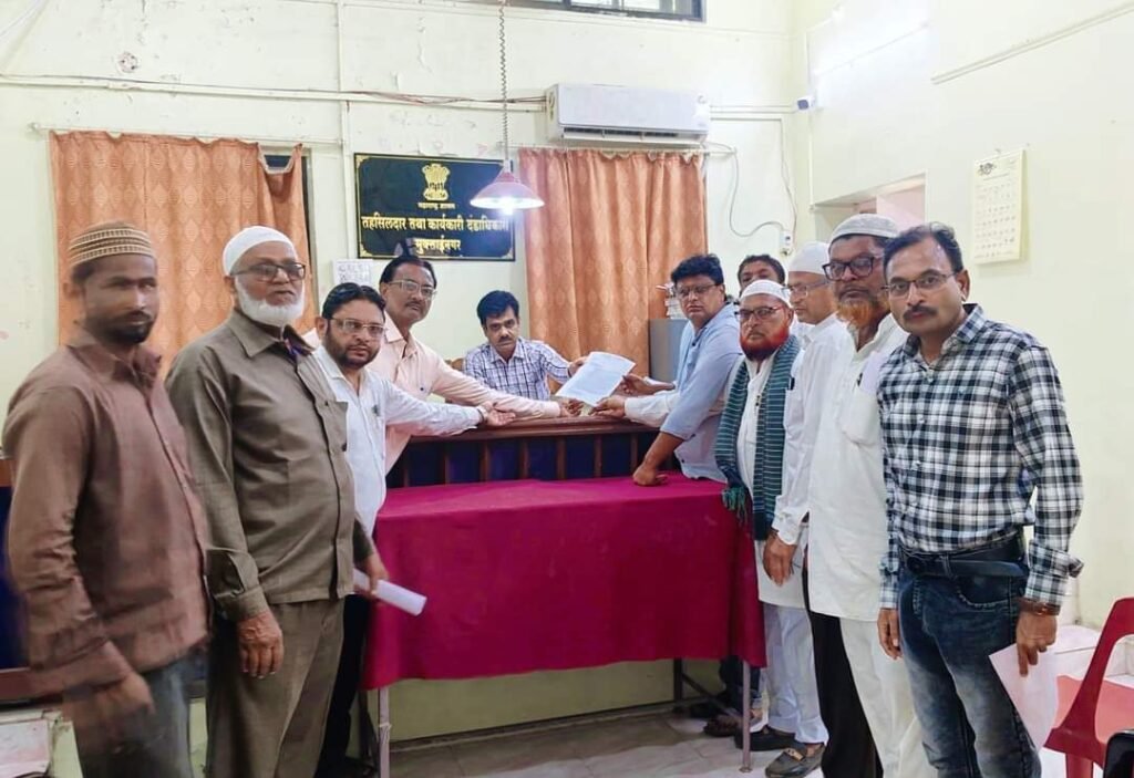 मुस्लिम समाजाच्या भावना दुखावल्या; कारवाई करा