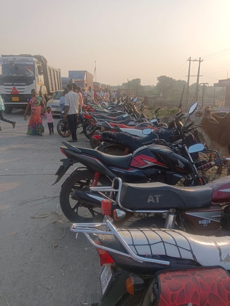 पहुरचा पूल परिसर ठरतोय अनधिकृत ‘वाहनतळ’