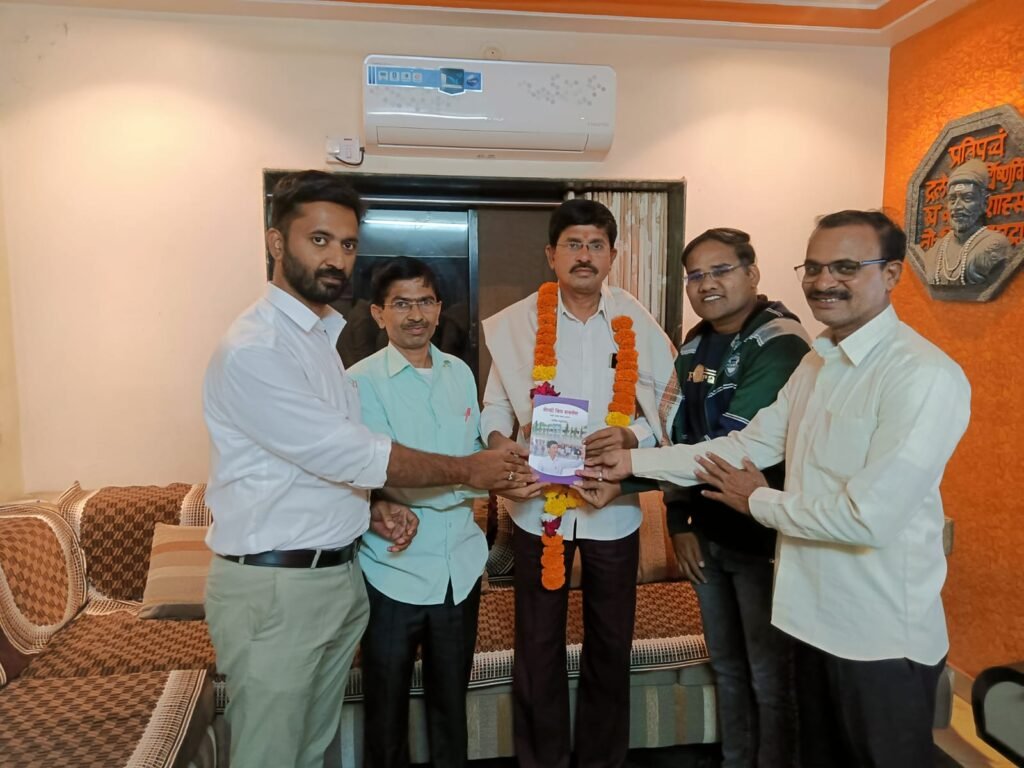 चाळीसगावला समृध्दी शिक्षक फाउंडेशनतर्फे विजय पाटील यांचा सत्कार