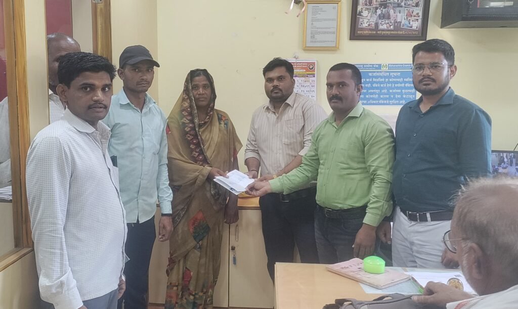 अपघातात ठार झालेल्या दोघांच्या वारसांना धनादेश सुपूर्द