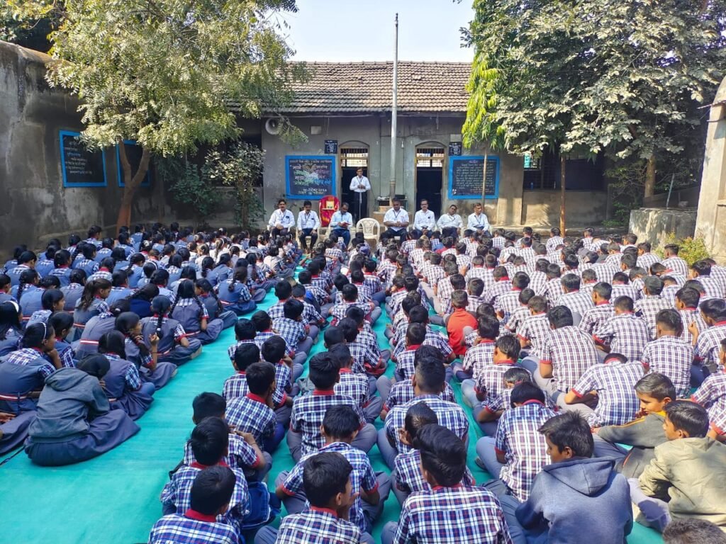 सरस्वती विद्या मंदिरात संविधानाविषयी विद्यार्थ्यांना दिले धडे