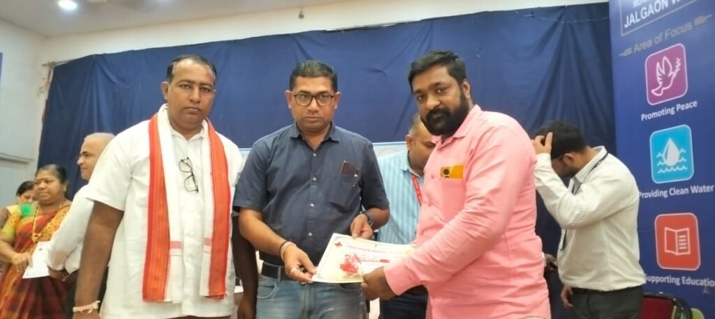 जामनेरचे पवन माळी यांना सन्मानपत्र प्रदान