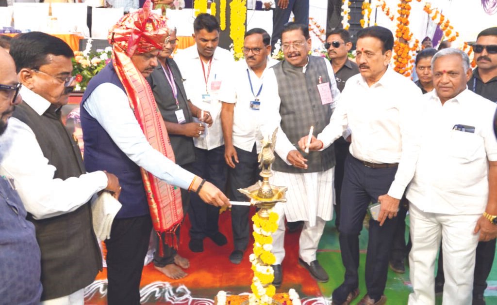 कापूस खरेदी सुरू करण्याबाबत केंद्र सरकारशी चर्चा करणार : मुख्यमंत्री