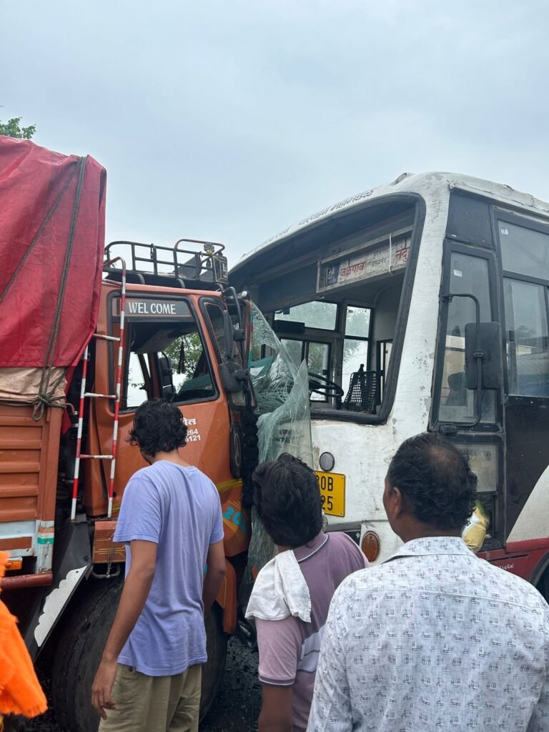 9 Serious, 12 Injured : दलवाडे प्र.न.फाट्याजवळ बस-आयशर ट्रकचा अपघात ; ९ गंभीर, १२ जखमी