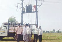 Farmers In Karanwadi Got Rohit करणवाडीतील शेतकऱ्यांना शिवसेना उबाठाच्या आंदोलनाच्या धास्तीने बदलवून मिळाले रोहित्र