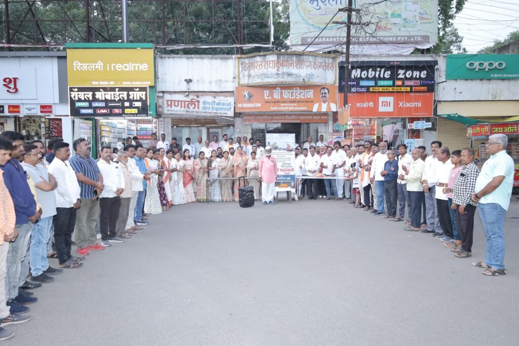 AB Foundation: धुळ्यात एबी फाउंडेशनतर्फे विमान अपघातातील मृतांना वाहिली आदरांंजली