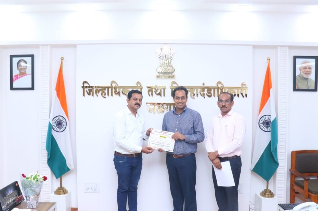 Medical Officer Dr. Rajesh Sonawane : जामनेर तालुका वैद्यकीय अधिकारी डॉ.राजेश सोनवणे यांचा जिल्हाधिकाऱ्यांच्या हस्ते गौरव