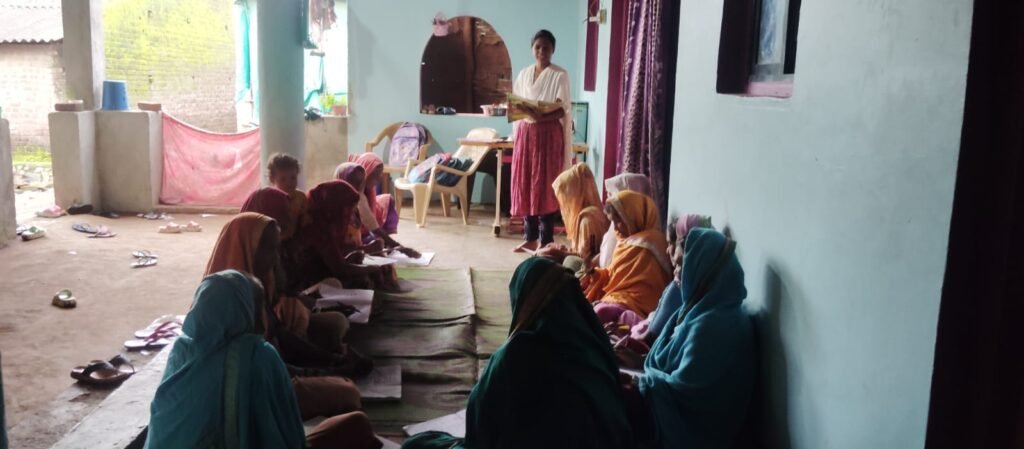 ‘Literacy’ Lessons Are Being : आमलाणमध्ये ‘असाक्षर’ गिरवताहेत ‘साक्षरतेचे’ धडे