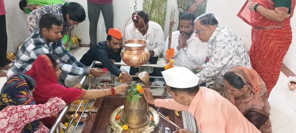 Lord Shiva Are Worshipping : भरभराट अन् समृध्दीसाठी शिवभक्त करताहेत स्वयंभू महादेवाची उपासना